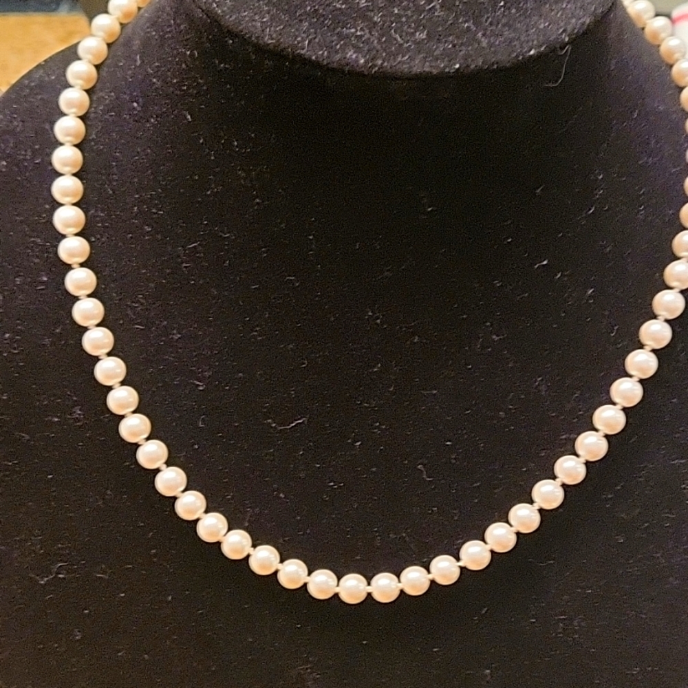White cultured pearl necklace
